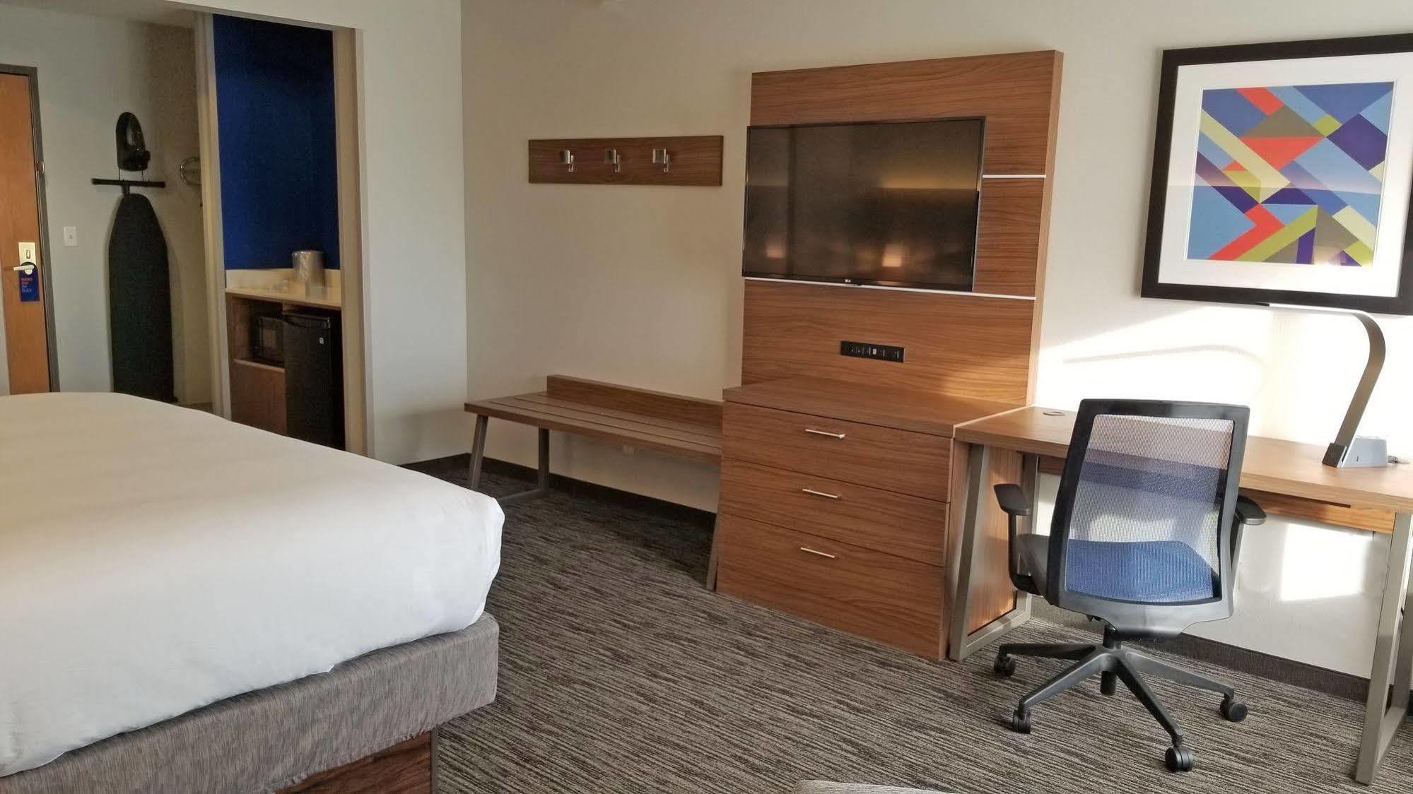 Holiday Inn Express Hotel & Suites Columbus By Ihg Exteriér fotografie