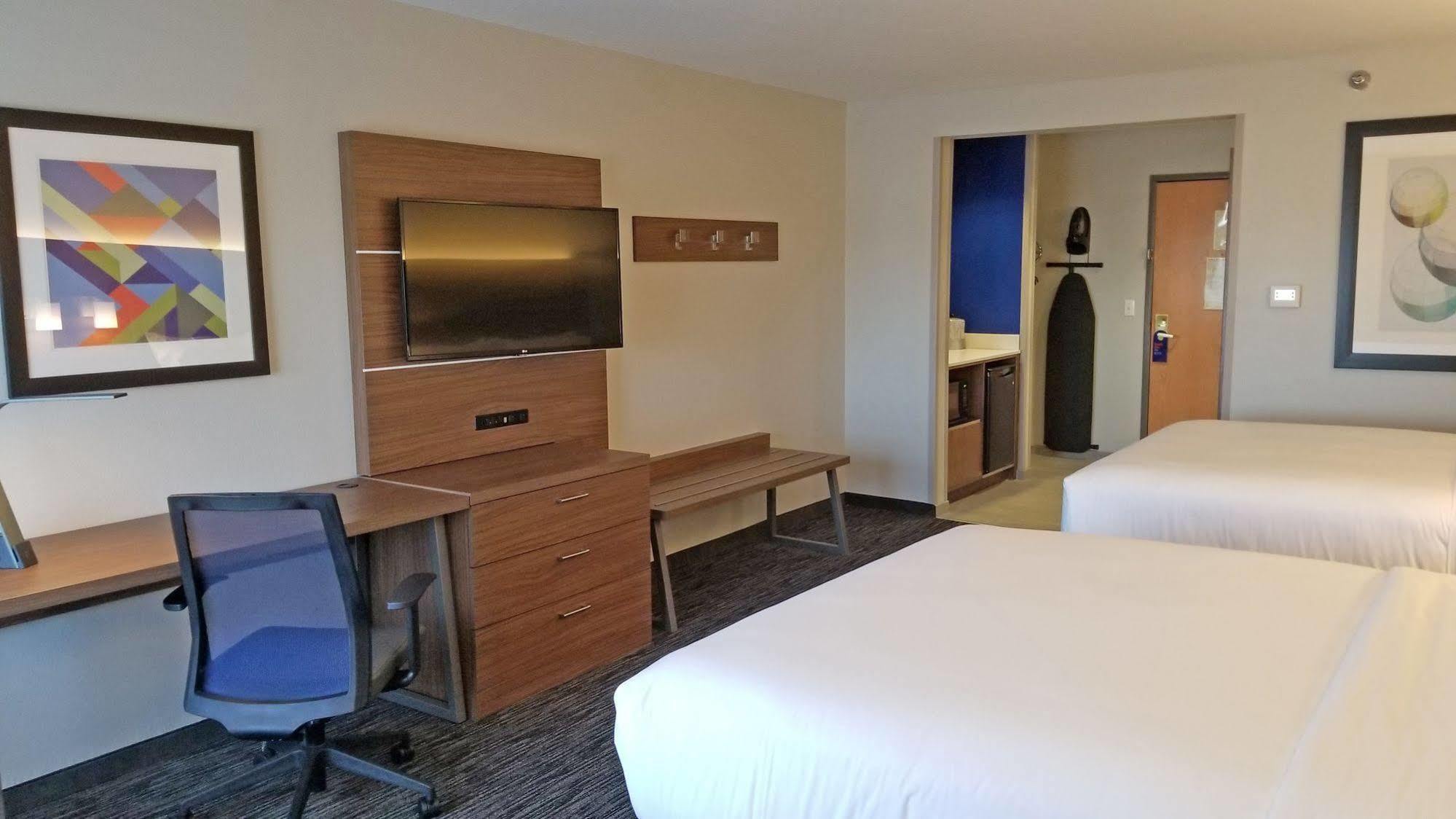 Holiday Inn Express Hotel & Suites Columbus By Ihg Exteriér fotografie